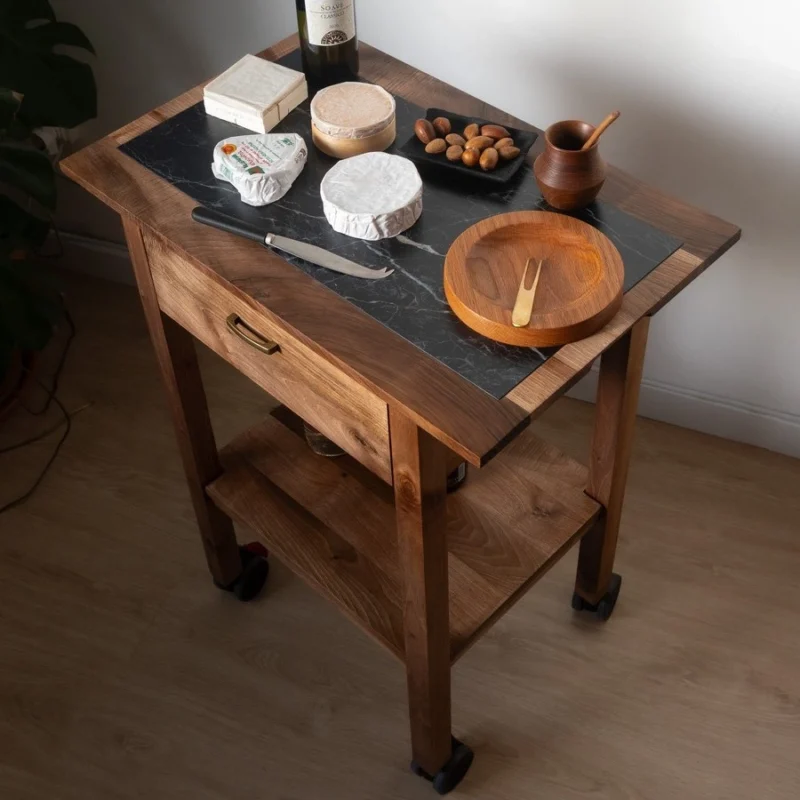 Carro con Dekton para preparar comida en la mesa