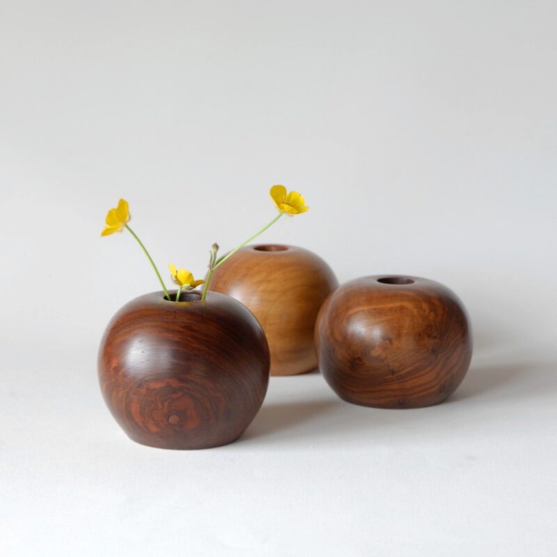 Florero CORSO de nogal con flores