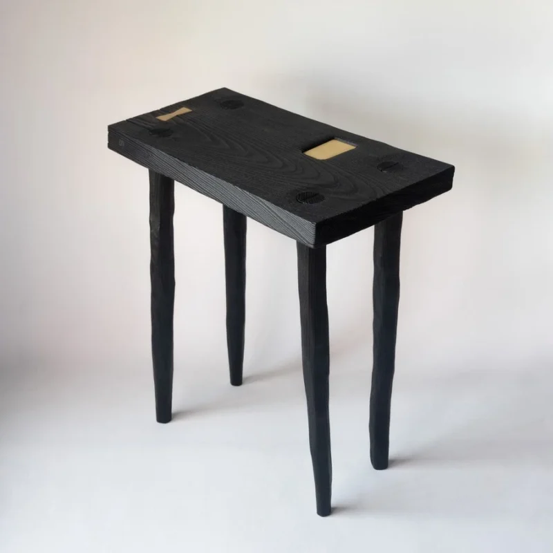 Mesa de diseño contemporaneo de madera carbonizada