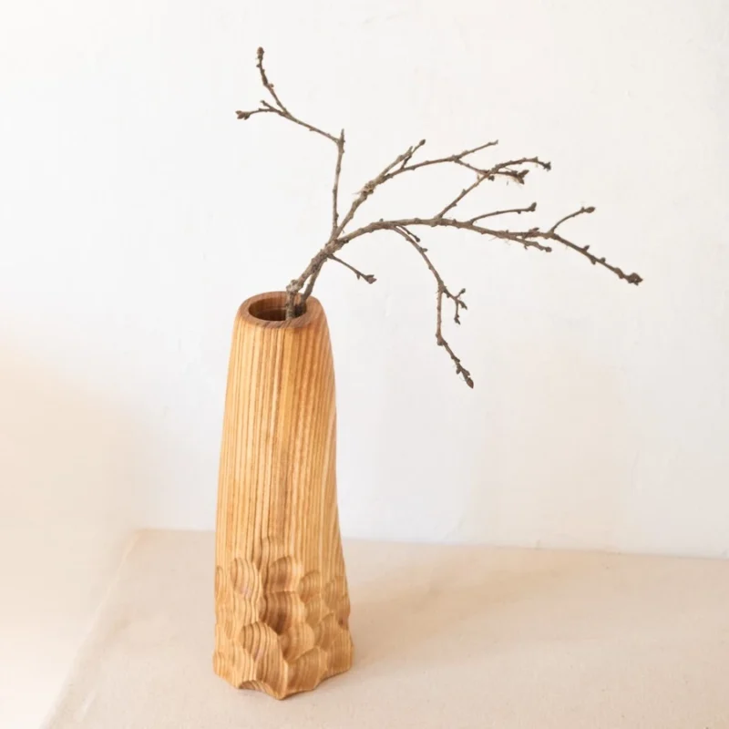 Florero de madera para flores o ramas secas torneado y tallado a mano
