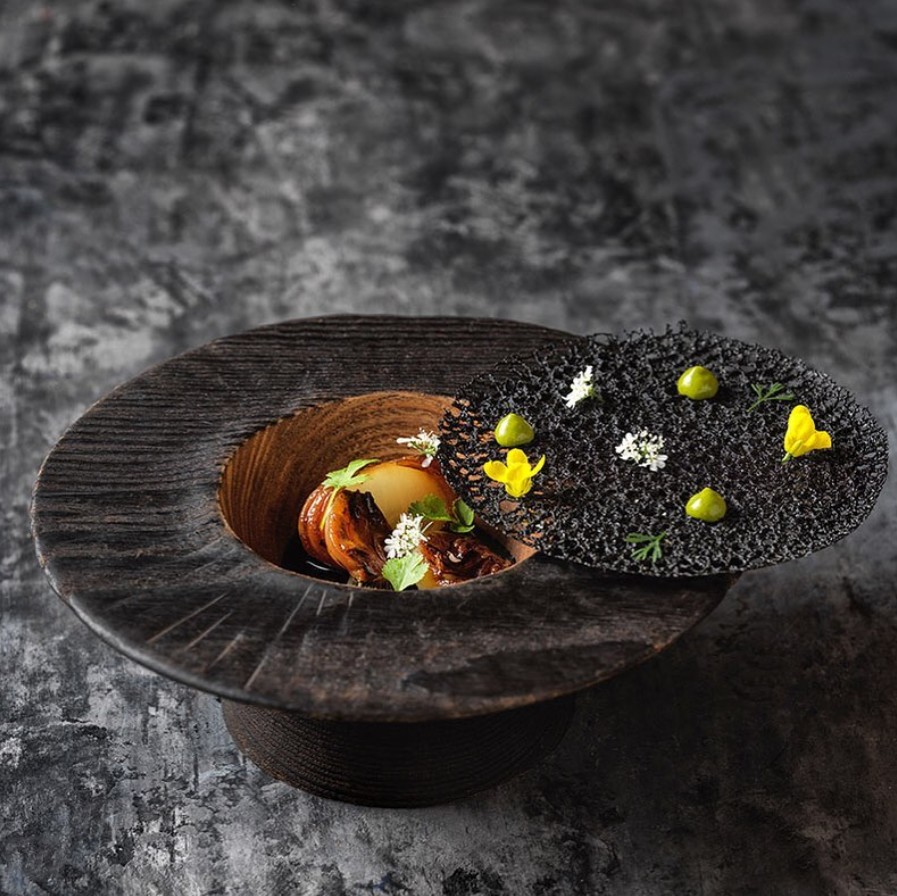 Platos de madera artesanal en A Tafona de Lucia Freitas