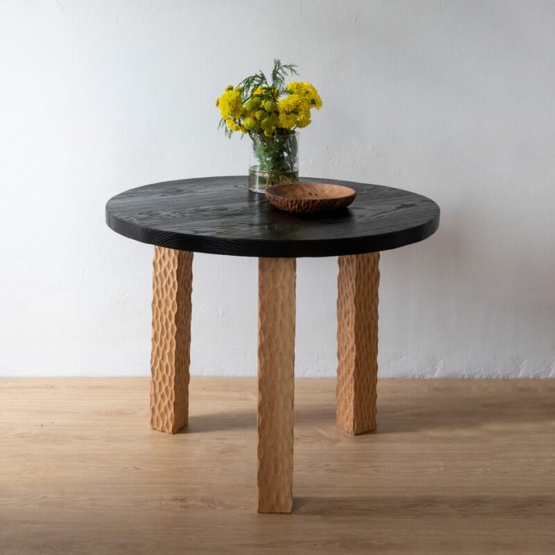Mesa artesanal de madera elaborada en Galicia
