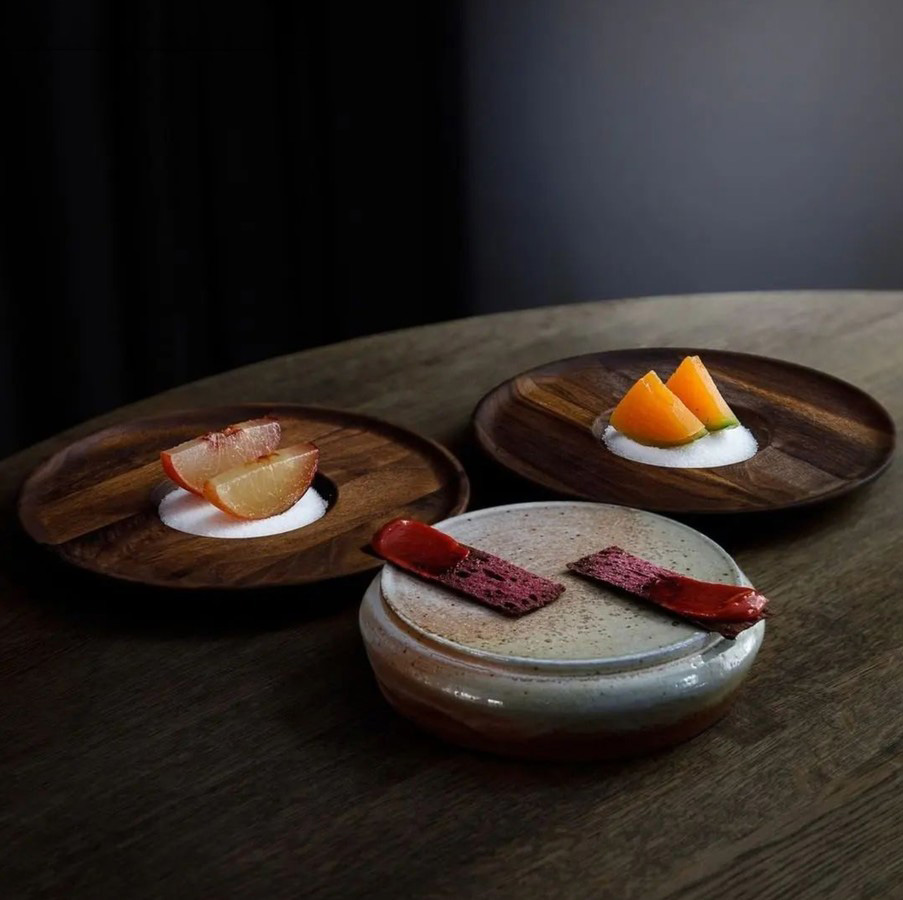 Vajilla de madera en restaurante Michelin Brace