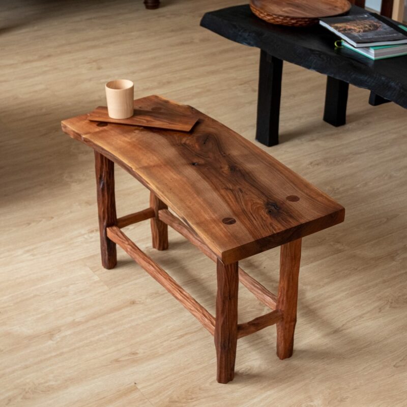 Banco de madera artesanal tallado a mano