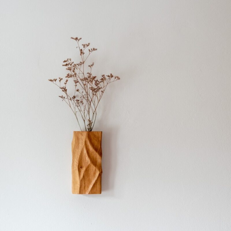 Florero artesanal de madera de roble colgado con flores secas
